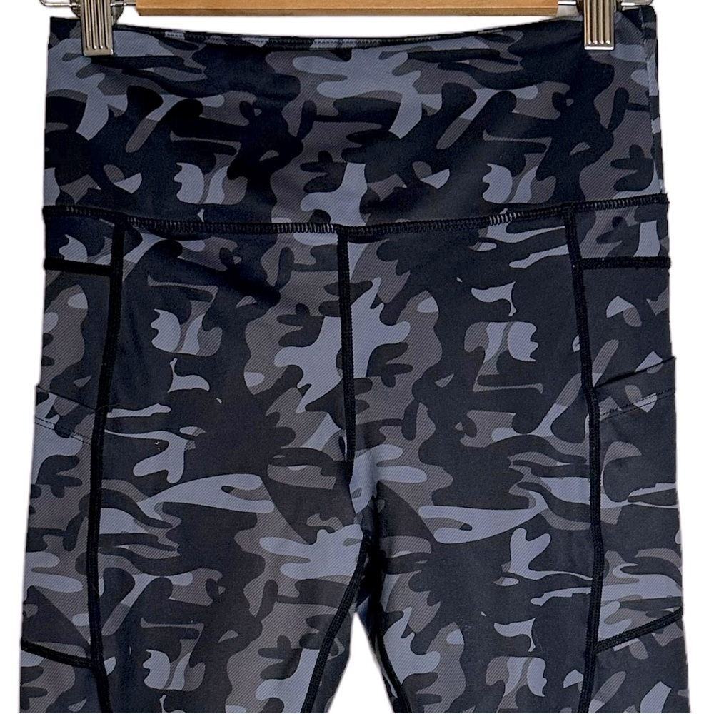 Zyia Active Light N Tight Pocket Capri Leggings Cropped Camo Print Blue Size 6-8 - Picture 3 of 8